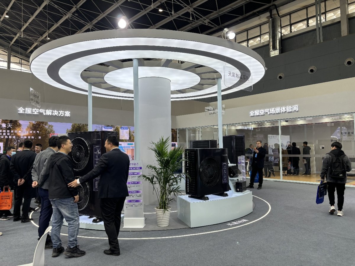 好空气可定制！卡萨帝全屋空气解决方案亮相2024中国热泵展(图1)