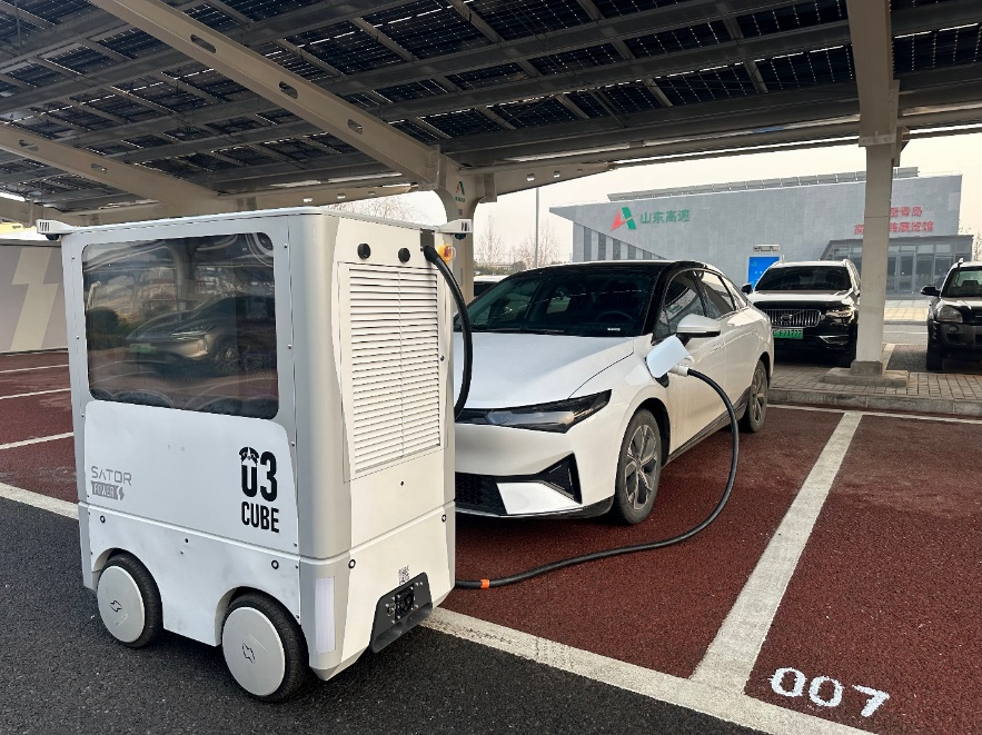 移动充电机器人全面“上岗” 助力保障春运路网(图1)