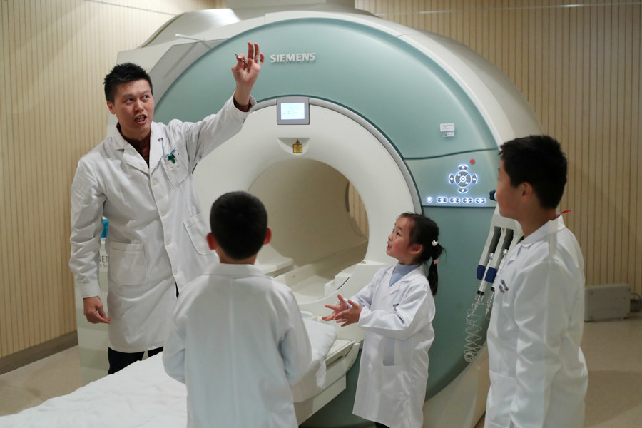 傅利叶机器人应用于就医场景，孩子们走进上海国际医学中心感受智能康复科技(图7)