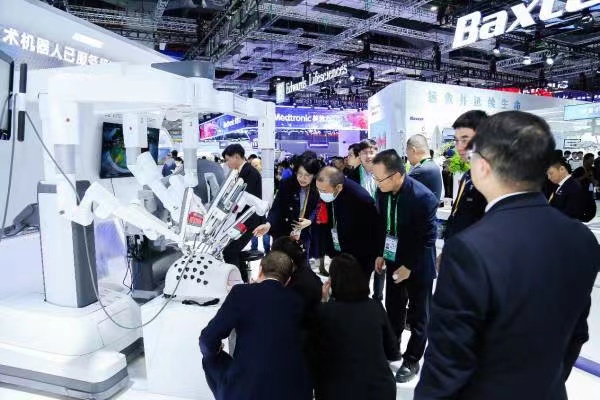 直观复星国产达芬奇Xi手术机器人在第六届进博会正式上市(图1)
