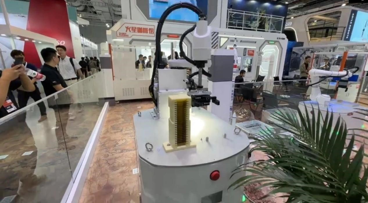 采访专录 | 翼菲机器人闪耀工博会，引领智能制造新浪潮(图7)