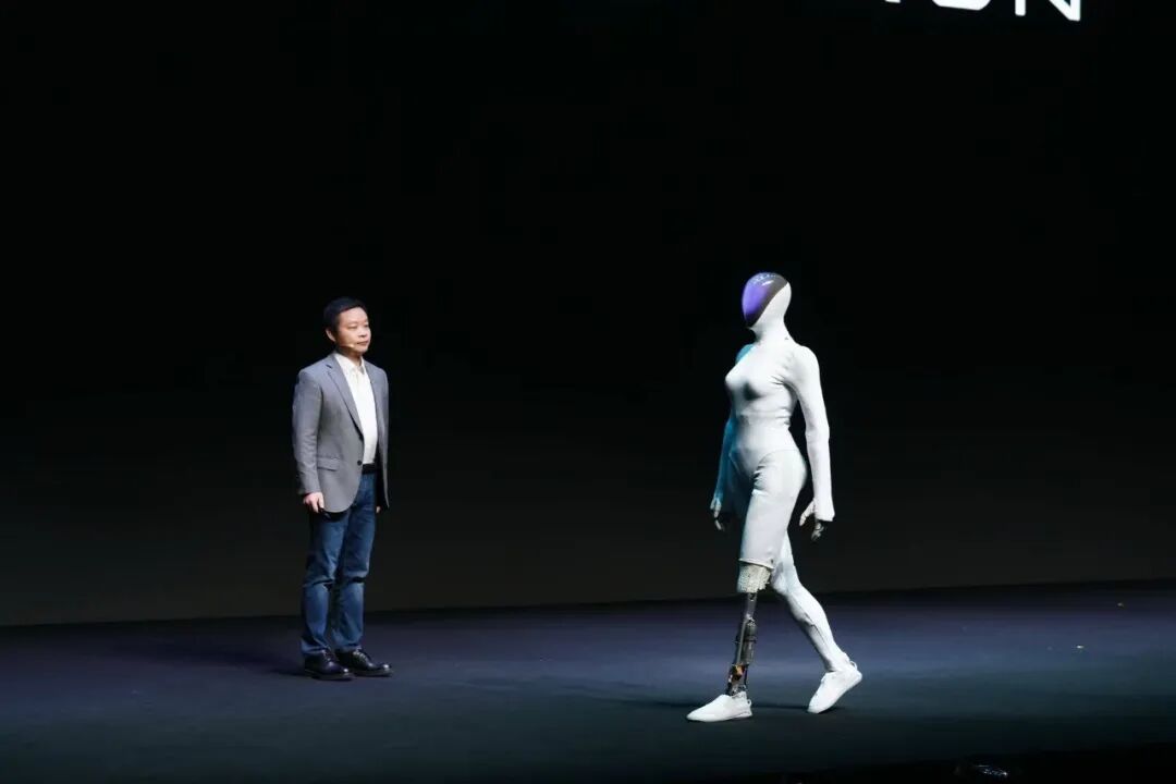 小鹏第一台量产人形机器人问世了！(图5)