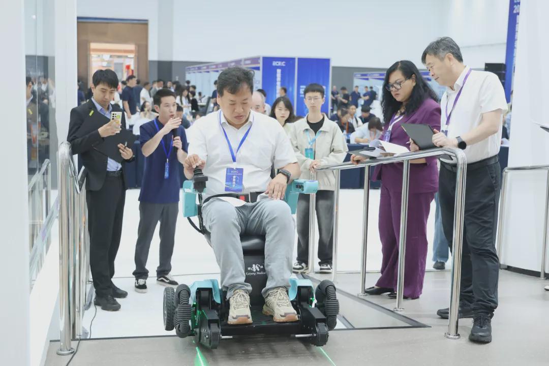 现场直击！2026智能养老服务机器人应用大赛开赛，八大任务赛项检验养老场景应用(图4)